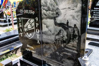 Kharkiv, Ukrayna, 13 Haziran 2024 Ukrayna 'ya karşı 2014' ten beri Ukrayna 'yı savunurken ölen askerlerin mezarlarının portresi. Kahramanlar Aleya Slavy adındaki Harkiv askeri mezarlığında dinleniyor..
