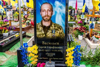 Kharkiv, Ukrayna, 13 Haziran 2024 Ukrayna 'ya karşı 2014' ten beri Ukrayna 'yı savunurken ölen askerlerin mezarlarının portresi. Kahramanlar Aleya Slavy adındaki Harkiv askeri mezarlığında dinleniyor..