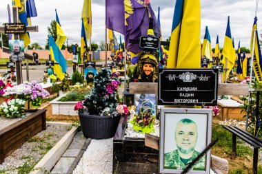 Kharkiv, Ukrayna, 13 Haziran 2024 Ukrayna 'ya karşı 2014' ten beri Ukrayna 'yı savunurken ölen askerlerin mezarlarının portresi. Kahramanlar Aleya Slavy adındaki Harkiv askeri mezarlığında dinleniyor..