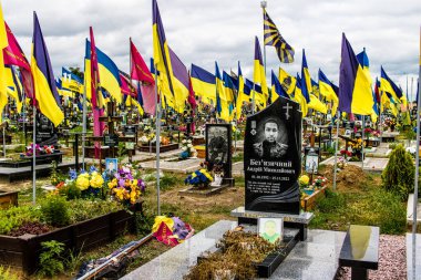 Kharkiv, Ukrayna, 13 Haziran 2024 Ukrayna 'ya karşı 2014' ten beri Ukrayna 'yı savunurken ölen askerlerin mezarlarının portresi. Kahramanlar Aleya Slavy adındaki Harkiv askeri mezarlığında dinleniyor..