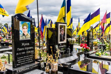 Kharkiv, Ukrayna, 13 Haziran 2024 Ukrayna 'ya karşı 2014' ten beri Ukrayna 'yı savunurken ölen askerlerin mezarlarının portresi. Kahramanlar Aleya Slavy adındaki Harkiv askeri mezarlığında dinleniyor..