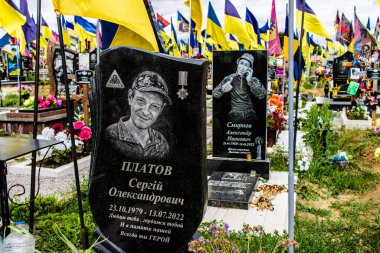 Kharkiv, Ukrayna, 13 Haziran 2024 Ukrayna 'ya karşı 2014' ten beri Ukrayna 'yı savunurken ölen askerlerin mezarlarının portresi. Kahramanlar Aleya Slavy adındaki Harkiv askeri mezarlığında dinleniyor..