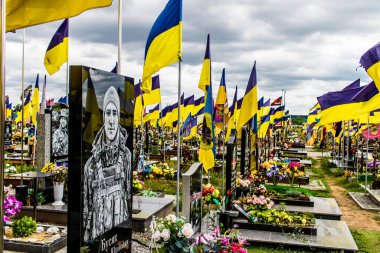 Kharkiv, Ukrayna, 13 Haziran 2024 Ukrayna 'ya karşı 2014' ten beri Ukrayna 'yı savunurken ölen askerlerin mezarlarının portresi. Kahramanlar Aleya Slavy adındaki Harkiv askeri mezarlığında dinleniyor..