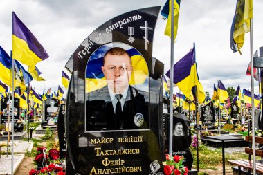 Kharkiv, Ukrayna, 13 Haziran 2024 Ukrayna 'ya karşı 2014' ten beri Ukrayna 'yı savunurken ölen askerlerin mezarlarının portresi. Kahramanlar Aleya Slavy adındaki Harkiv askeri mezarlığında dinleniyor..