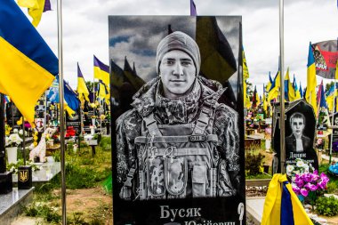 Kharkiv, Ukrayna, 13 Haziran 2024 Ukrayna 'ya karşı 2014' ten beri Ukrayna 'yı savunurken ölen askerlerin mezarlarının portresi. Kahramanlar Aleya Slavy adındaki Harkiv askeri mezarlığında dinleniyor..