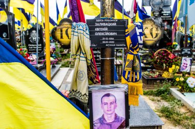 Kharkiv, Ukrayna, 13 Haziran 2024 Ukrayna 'ya karşı 2014' ten beri Ukrayna 'yı savunurken ölen askerlerin mezarlarının portresi. Kahramanlar Aleya Slavy adındaki Harkiv askeri mezarlığında dinleniyor..