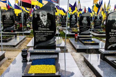 Kharkiv, Ukrayna, 13 Haziran 2024 Ukrayna 'ya karşı 2014' ten beri Ukrayna 'yı savunurken ölen askerlerin mezarlarının portresi. Kahramanlar Aleya Slavy adındaki Harkiv askeri mezarlığında dinleniyor..