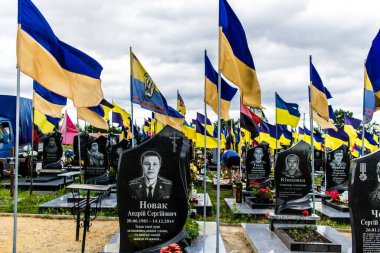 Kharkiv, Ukrayna, 13 Haziran 2024 Ukrayna 'ya karşı 2014' ten beri Ukrayna 'yı savunurken ölen askerlerin mezarlarının portresi. Kahramanlar Aleya Slavy adındaki Harkiv askeri mezarlığında dinleniyor..