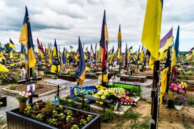 Kharkiv, Ukrayna, 13 Haziran 2024 Aleya Slavy, Harkiv 'in güneyindeki askeri mezarlık. Burada Ukrayna 'yı savunan kahramanlar dinleniyor. Sarı ve mavi bayraklar göz alabildiğince uzanıyor..