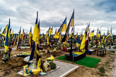 Kharkiv, Ukrayna, 13 Haziran 2024 Aleya Slavy, Harkiv 'in güneyindeki askeri mezarlık. Burada Ukrayna 'yı savunan kahramanlar dinleniyor. Sarı ve mavi bayraklar göz alabildiğince uzanıyor..