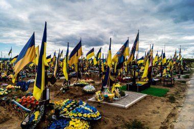 Kharkiv, Ukrayna, 13 Haziran 2024 Aleya Slavy, Harkiv 'in güneyindeki askeri mezarlık. Burada Ukrayna 'yı savunan kahramanlar dinleniyor. Sarı ve mavi bayraklar göz alabildiğince uzanıyor..