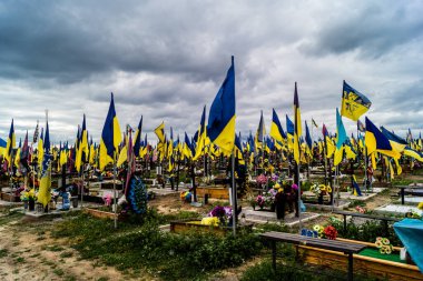 Kharkiv, Ukrayna, 13 Haziran 2024 Aleya Slavy, Harkiv 'in güneyindeki askeri mezarlık. Burada Ukrayna 'yı savunan kahramanlar dinleniyor. Sarı ve mavi bayraklar göz alabildiğince uzanıyor..