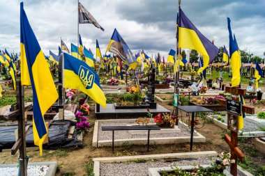 Kharkiv, Ukrayna, 13 Haziran 2024 Aleya Slavy, Harkiv 'in güneyindeki askeri mezarlık. Burada Ukrayna 'yı savunan kahramanlar dinleniyor. Sarı ve mavi bayraklar göz alabildiğince uzanıyor..