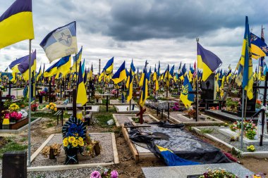Kharkiv, Ukrayna, 13 Haziran 2024 Aleya Slavy, Harkiv 'in güneyindeki askeri mezarlık. Burada Ukrayna 'yı savunan kahramanlar dinleniyor. Sarı ve mavi bayraklar göz alabildiğince uzanıyor..