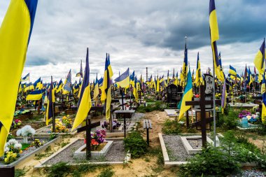 Kharkiv, Ukrayna, 13 Haziran 2024 Aleya Slavy, Harkiv 'in güneyindeki askeri mezarlık. Burada Ukrayna 'yı savunan kahramanlar dinleniyor. Sarı ve mavi bayraklar göz alabildiğince uzanıyor..