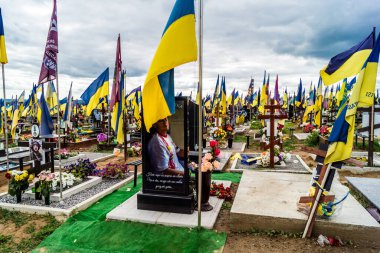 Kharkiv, Ukrayna, 13 Haziran 2024 Aleya Slavy, Harkiv 'in güneyindeki askeri mezarlık. Burada Ukrayna 'yı savunan kahramanlar dinleniyor. Sarı ve mavi bayraklar göz alabildiğince uzanıyor..