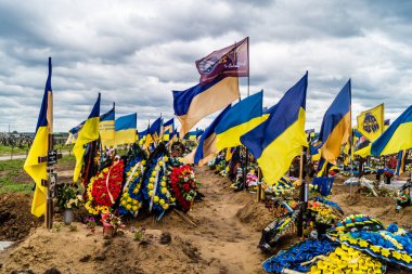 Kharkiv, Ukrayna, 13 Haziran 2024 Aleya Slavy, Harkiv 'in güneyindeki askeri mezarlık. Burada Ukrayna 'yı savunan kahramanlar dinleniyor. Sarı ve mavi bayraklar göz alabildiğince uzanıyor..