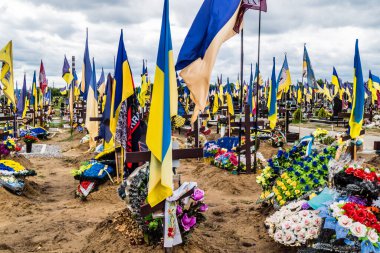 Kharkiv, Ukrayna, 13 Haziran 2024 Aleya Slavy, Harkiv 'in güneyindeki askeri mezarlık. Burada Ukrayna 'yı savunan kahramanlar dinleniyor. Sarı ve mavi bayraklar göz alabildiğince uzanıyor..
