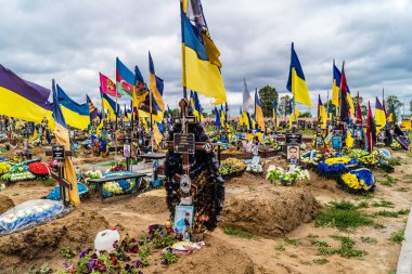 Kharkiv, Ukrayna, 13 Haziran 2024 Aleya Slavy, Harkiv 'in güneyindeki askeri mezarlık. Burada Ukrayna 'yı savunan kahramanlar dinleniyor. Sarı ve mavi bayraklar göz alabildiğince uzanıyor..