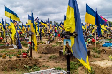 Kharkiv, Ukrayna, 13 Haziran 2024 Aleya Slavy, Harkiv 'in güneyindeki askeri mezarlık. Burada Ukrayna 'yı savunan kahramanlar dinleniyor. Sarı ve mavi bayraklar göz alabildiğince uzanıyor..