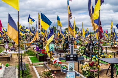 Kharkiv, Ukrayna, 13 Haziran 2024 Aleya Slavy, Harkiv 'in güneyindeki askeri mezarlık. Burada Ukrayna 'yı savunan kahramanlar dinleniyor. Sarı ve mavi bayraklar göz alabildiğince uzanıyor..