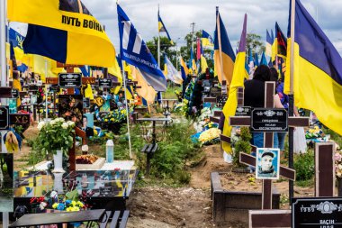 Kharkiv, Ukrayna, 13 Haziran 2024 Aleya Slavy, Harkiv 'in güneyindeki askeri mezarlık. Burada Ukrayna 'yı savunan kahramanlar dinleniyor. Sarı ve mavi bayraklar göz alabildiğince uzanıyor..