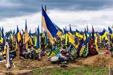 Kharkiv, Ukrayna, 13 Haziran 2024 Aleya Slavy, Harkiv 'in güneyindeki askeri mezarlık. Burada Ukrayna 'yı savunan kahramanlar dinleniyor. Sarı ve mavi bayraklar göz alabildiğince uzanıyor..