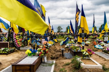 Kharkiv, Ukrayna, 13 Haziran 2024 Aleya Slavy, Harkiv 'in güneyindeki askeri mezarlık. Burada Ukrayna 'yı savunan kahramanlar dinleniyor. Sarı ve mavi bayraklar göz alabildiğince uzanıyor..