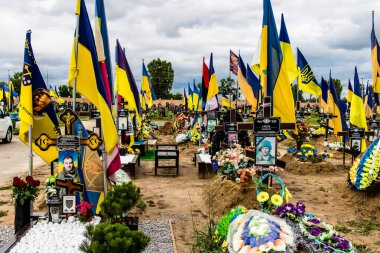 Kharkiv, Ukrayna, 13 Haziran 2024 Aleya Slavy, Harkiv 'in güneyindeki askeri mezarlık. Burada Ukrayna 'yı savunan kahramanlar dinleniyor. Sarı ve mavi bayraklar göz alabildiğince uzanıyor..