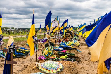 Kharkiv, Ukrayna, 13 Haziran 2024 Aleya Slavy, Harkiv 'in güneyindeki askeri mezarlık. Burada Ukrayna 'yı savunan kahramanlar dinleniyor. Sarı ve mavi bayraklar göz alabildiğince uzanıyor..