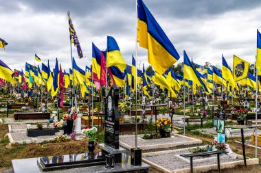 Kharkiv, Ukrayna, 13 Haziran 2024 Aleya Slavy, Harkiv 'in güneyindeki askeri mezarlık. Burada Ukrayna 'yı savunan kahramanlar dinleniyor. Sarı ve mavi bayraklar göz alabildiğince uzanıyor..