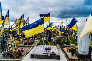 Kharkiv, Ukrayna, 13 Haziran 2024. Sarı ve mavi bayraklar Kharkiv 'in güneyindeki bir askeri mezarlık olan Aleya Slavy' ye kadar uzanıyor. Askerler burada, Ukrayna 'yı savunan kahramanlar..