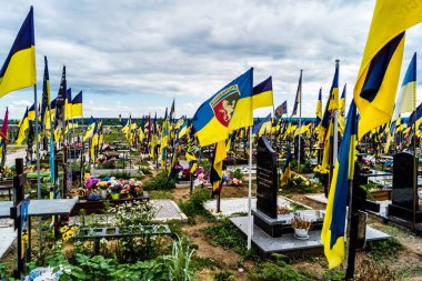 Kharkiv, Ukrayna, 13 Haziran 2024. Sarı ve mavi bayraklar Kharkiv 'in güneyindeki bir askeri mezarlık olan Aleya Slavy' ye kadar uzanıyor. Askerler burada, Ukrayna 'yı savunan kahramanlar..