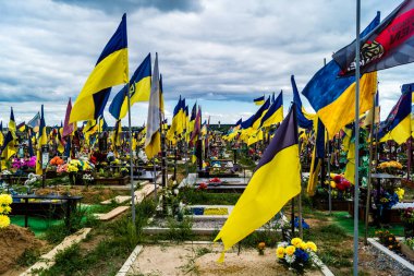 Kharkiv, Ukrayna, 13 Haziran 2024. Sarı ve mavi bayraklar Kharkiv 'in güneyindeki bir askeri mezarlık olan Aleya Slavy' ye kadar uzanıyor. Askerler burada, Ukrayna 'yı savunan kahramanlar..