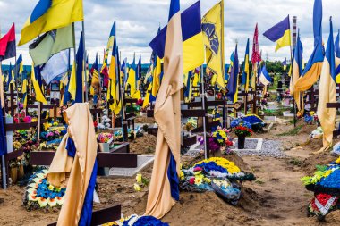 Kharkiv, Ukrayna, 13 Haziran 2024. Sarı ve mavi bayraklar Kharkiv 'in güneyindeki bir askeri mezarlık olan Aleya Slavy' ye kadar uzanıyor. Askerler burada, Ukrayna 'yı savunan kahramanlar..