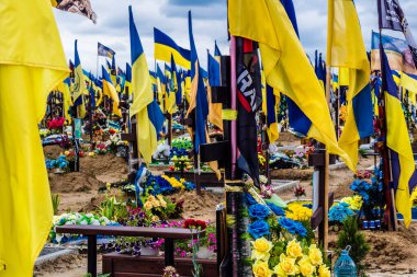 Kharkiv, Ukrayna, 13 Haziran 2024. Sarı ve mavi bayraklar Kharkiv 'in güneyindeki bir askeri mezarlık olan Aleya Slavy' ye kadar uzanıyor. Askerler burada, Ukrayna 'yı savunan kahramanlar..