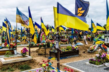 Kharkiv, Ukrayna, 13 Haziran 2024. Sarı ve mavi bayraklar Kharkiv 'in güneyindeki bir askeri mezarlık olan Aleya Slavy' ye kadar uzanıyor. Askerler burada, Ukrayna 'yı savunan kahramanlar..