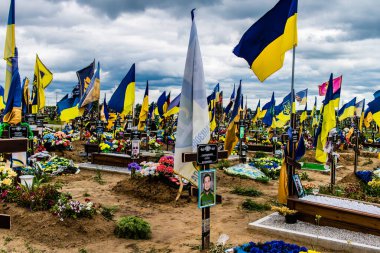 Kharkiv, Ukrayna, 13 Haziran 2024. Sarı ve mavi bayraklar Kharkiv 'in güneyindeki bir askeri mezarlık olan Aleya Slavy' ye kadar uzanıyor. Askerler burada, Ukrayna 'yı savunan kahramanlar..