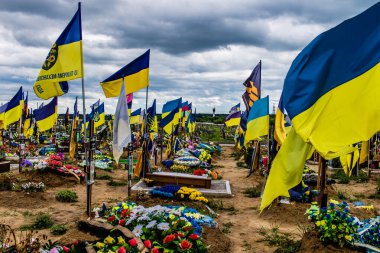 Kharkiv, Ukrayna, 13 Haziran 2024. Sarı ve mavi bayraklar Kharkiv 'in güneyindeki bir askeri mezarlık olan Aleya Slavy' ye kadar uzanıyor. Askerler burada, Ukrayna 'yı savunan kahramanlar..