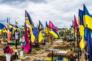 Kharkiv, Ukrayna, 13 Haziran 2024. Sarı ve mavi bayraklar Kharkiv 'in güneyindeki bir askeri mezarlık olan Aleya Slavy' ye kadar uzanıyor. Askerler burada, Ukrayna 'yı savunan kahramanlar..