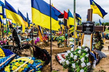 Kharkiv, Ukrayna, 13 Haziran 2024. Sarı ve mavi bayraklar Kharkiv 'in güneyindeki bir askeri mezarlık olan Aleya Slavy' ye kadar uzanıyor. Askerler burada, Ukrayna 'yı savunan kahramanlar..