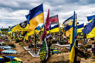 Kharkiv, Ukrayna, 13 Haziran 2024. Sarı ve mavi bayraklar Kharkiv 'in güneyindeki bir askeri mezarlık olan Aleya Slavy' ye kadar uzanıyor. Askerler burada, Ukrayna 'yı savunan kahramanlar..