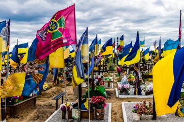 Kharkiv, Ukrayna, 13 Haziran 2024. Sarı ve mavi bayraklar Kharkiv 'in güneyindeki bir askeri mezarlık olan Aleya Slavy' ye kadar uzanıyor. Askerler burada, Ukrayna 'yı savunan kahramanlar..