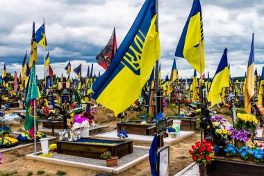 Kharkiv, Ukrayna, 13 Haziran 2024. Sarı ve mavi bayraklar Kharkiv 'in güneyindeki bir askeri mezarlık olan Aleya Slavy' ye kadar uzanıyor. Askerler burada, Ukrayna 'yı savunan kahramanlar..