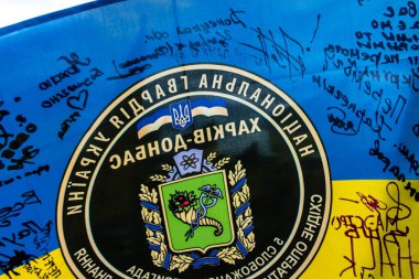 Kharkiv, Ukrayna, 13 Haziran 2024. Sarı ve mavi bayraklar Kharkiv 'in güneyindeki bir askeri mezarlık olan Aleya Slavy' ye kadar uzanıyor. Askerler burada, Ukrayna 'yı savunan kahramanlar..