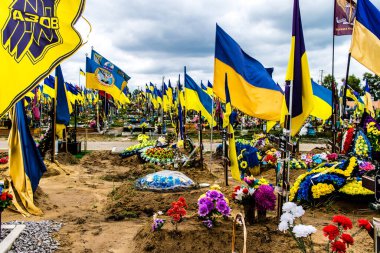 Kharkiv, Ukrayna, 13 Haziran 2024. Sarı ve mavi bayraklar Kharkiv 'in güneyindeki bir askeri mezarlık olan Aleya Slavy' ye kadar uzanıyor. Askerler burada, Ukrayna 'yı savunan kahramanlar..