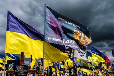 Kharkiv, Ukrayna, 13 Haziran 2024. Sarı ve mavi bayraklar Kharkiv 'in güneyindeki bir askeri mezarlık olan Aleya Slavy' ye kadar uzanıyor. Askerler burada, Ukrayna 'yı savunan kahramanlar..