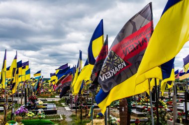 Kharkiv, Ukrayna, 13 Haziran 2024. Sarı ve mavi bayraklar Kharkiv 'in güneyindeki bir askeri mezarlık olan Aleya Slavy' ye kadar uzanıyor. Askerler burada, Ukrayna 'yı savunan kahramanlar..