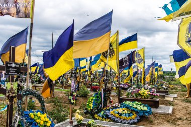 Kharkiv, Ukrayna, 13 Haziran 2024. Sarı ve mavi bayraklar Kharkiv 'in güneyindeki bir askeri mezarlık olan Aleya Slavy' ye kadar uzanıyor. Askerler burada, Ukrayna 'yı savunan kahramanlar..