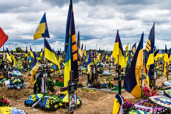 Kharkiv, Ukrayna, 13 Haziran 2024. Sarı ve mavi bayraklar Kharkiv 'in güneyindeki bir askeri mezarlık olan Aleya Slavy' ye kadar uzanıyor. Askerler burada, Ukrayna 'yı savunan kahramanlar..